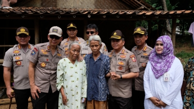 20 Tahun Derita Katarak, Kakor Binmas Polri Bantu Operasi Nenek Karni