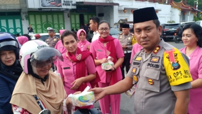 Kapolres Asahan bersama Ketua Bhayangkari Cabang Asahan Berbagi Takjil dan Gelar Buka Puasa Bersama�