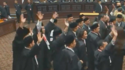 Gugatan Prabowo Ditolak MK, Tim Hukum Jokowi Semringah Rayakan Kemenangan