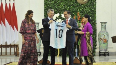 KPK Minta Jokowi Serahkan Jersey dari Presiden Argentina untuk Dilelang, Atau Membelinya