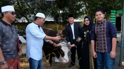 Tak Gunakan Plastik, Daging Kurban Polresta Tangerang Pakai Besek Bambu