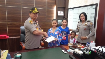 Anak Yatim Piatu Menemui Kapolres Pelabuhan Belawan Untuk Ucapkan Terima Kasih Atas Bantuan