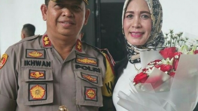 Istri Kapolres Pelabuhan Belawan AKBP Ikhwan Lubis SH, MH Resmi Menyandang Gelar Doktor