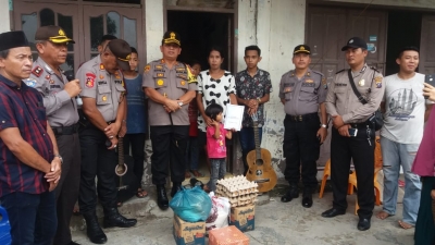Kapolres Pelabuhan Belawan Mengunjungi Anak Yatim Pengamen Yang Ikut Kompetisi Bernyanyi Di Jakarta