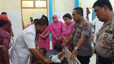 Kapolres Asahan dan Pemkab Asahan Bawa Balita Sakit Paru-Paru Ke Rumah Sakit�