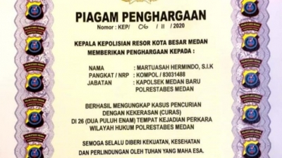 Kapolda Sumut, Irjen Pol Drs. Martuani Sormin, MSi memberikan Piagam Penghargaan kepada Personil Polsek Medan Baru