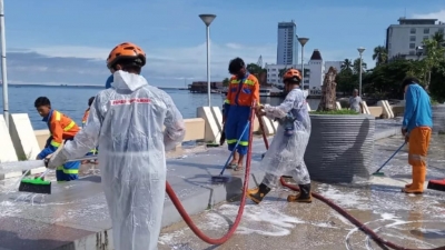 Pantai Losari Makasar Cegah Pandemi Covid 19 Dengan Semprot Air Detergen