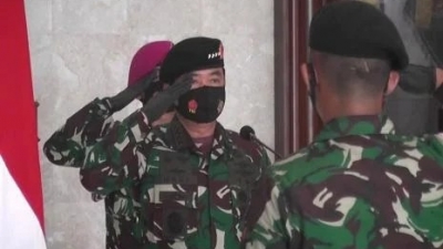 Panglima Jadi Tjahjanto Sematkan Penghargaan Satya Lencana Wira Darma Kepada Prajurit Yonif Riset 300/Bjw
