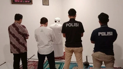Kepolisian Ajak Rizieq Shihab, Sholat Maghrib Berjamaah