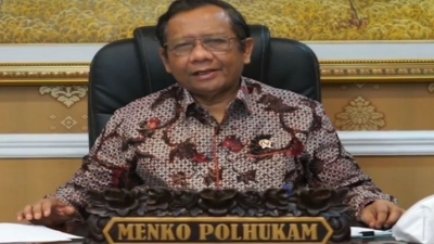 Dalam cuitan di akun Twitter pribadinya, Mahfud menyebut dua sosok ibu yang selalu berada di dekatnya yang hanya menyenyam Pendidikan hingga SD