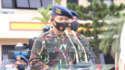 Penyerahan Dhuaja Pada Apel Farewell Parade Dansat Brimob Polda Sumut