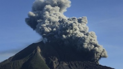 Gunung Sinabung Eropsi, Semburan Awan Panas dan Abu Vulkanik Sejauh 2.500 Meter