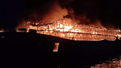 Terbakar KM Fajar Mulia, Belum Diketahui Penyebabnya. Namun TNI AL Kerahkan Sea Rider Untuk SAR