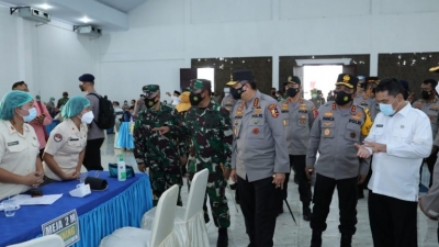 Kapolda Sumut Sama Kalemdiklat Meninjau Pelaksanaan Vaksinasi di Asrama Haji