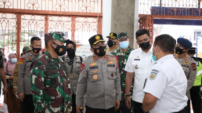 Kapoldasu, Pangdam I/BB dan Wali Kota Medan Tinjau Penerapan Prokes di Stasiun Kereta Api