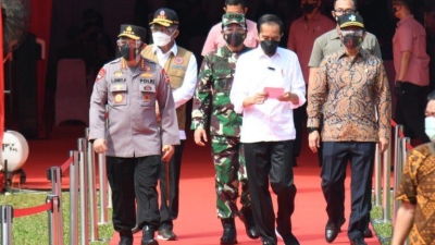 Jelang Ultah Bhayangkara ke-75, Presiden Jokowi Tinjau Pelaksanaan Vaksinasi Massal