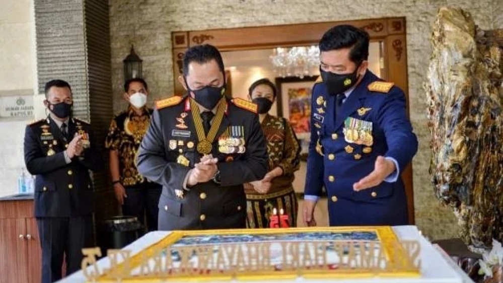 Hari Bhayangkara ke 75 Panglima TNI Memberi Kue Ulang Tahun Kepada Kapolri Sigit