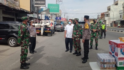 Wakapolda Sumut dan Kasdam I/BB Tinjau Pos PPKM Darurat, Dengan Berikan Konsumsi Tingkatkan Imun Tubuh Personel