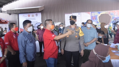 Wakapolda Sumut Terima Piagam Penghargaan Dalam Meninjau Vaksinasi 3.000 Buruh sama Masyarakat