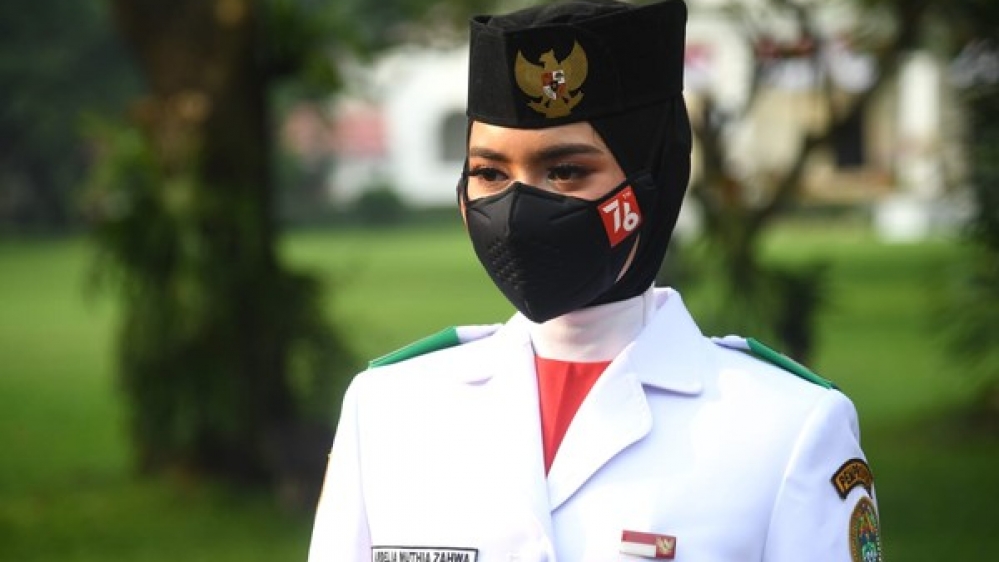 Remaja Medan Pembawa Baki Bendera Merah Putih