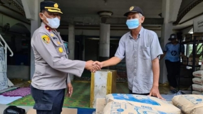 Kompol Edy Safari, SH  Berikan Santunan dan Bingkisan Sembako Kepada Masyarakat Terpapar Covid 19