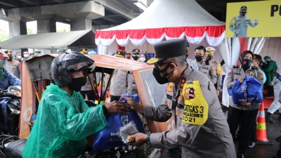 Kakorlantas Polri Tinjau Pos PPKM Bandar Selamat Jalan Letda Sujono