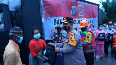 Kapolda Sumut, Salurkan Bansos Sembako Kepada Masyarakat Terendam Banjir di Kabupaten Batubara