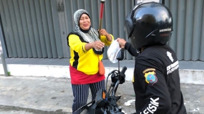 Cek Fisik Samsat Medan Utara gelar “Jumat Barokah” berbagi nasi bungkus dan masker