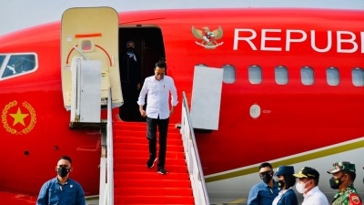 Kapolda Sumut Dan Pangdam Menyambut Kedatangan Presiden RI Di Bandara Internasional Silangit