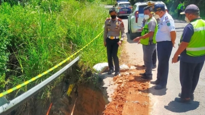 Direktur Lantas Kombes Pol Indra Darmawan Irianto, Survey dan Mengecek Kondisi Jalan Longsor