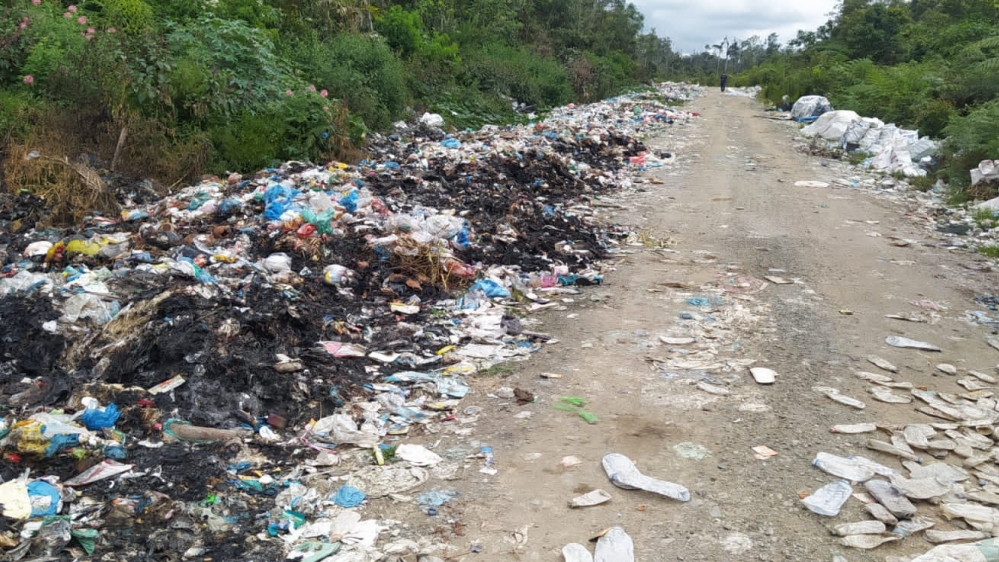 Sampah Numpuk di TPA Tele Samosir, Akibat Berserakan di Jalan Protokol