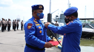 Kabaharkam Polri Kunker ke Makopolairud Polda Sumut Berikan. Penghargaan Kepada Personel Kapal Kedidi