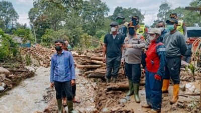 Bencana Banjir dan Longsor Lumbanjulu Ditinjau Kapolda Panca Bersama Wabup Toba