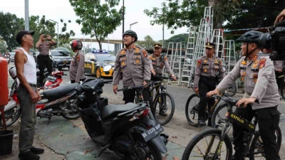 Kombes Pria Budi Lakukan Patroli Dialogis Dengan Gunakan Sepeda Dayung