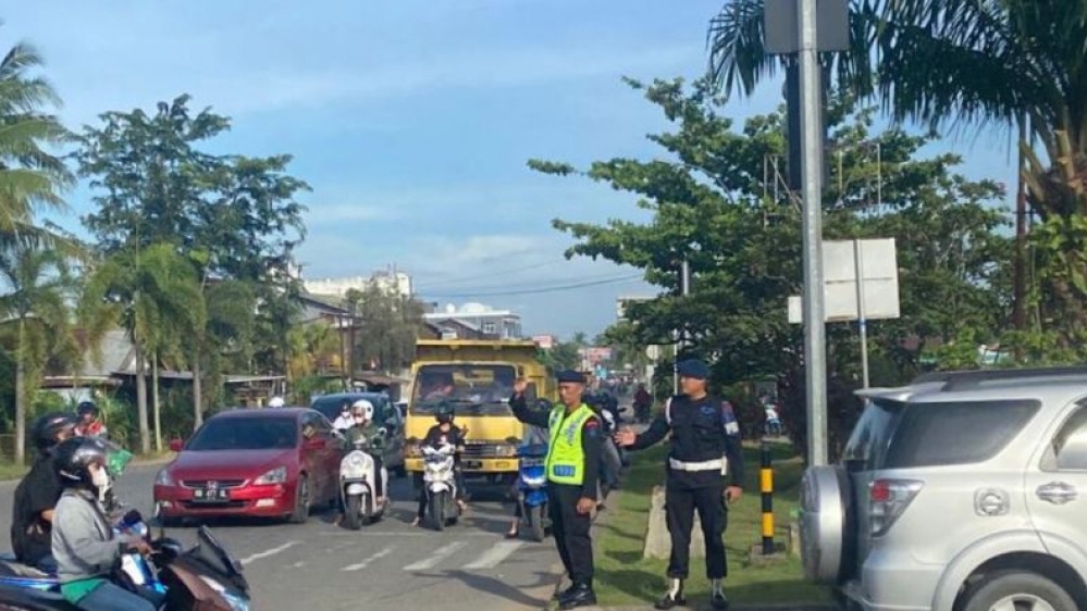 Satbrimob Kalbar Bantu Masyarakat Atur Lalulintas Atasi Kemacetan