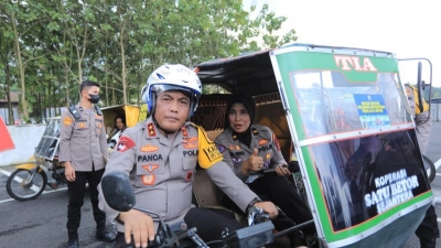 Kapolda Sumut, Kenderai Betor Keliling Kota Medan, Ajak Abang Becak Tertib Berlalu Lintas.
