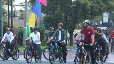 Presiden RI Jokowi Olahraga Sepeda Santai Bersama Kapolda Sumut Keliling Kota Medan