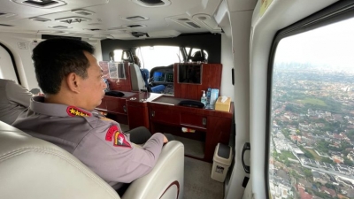 Kapolri Sigit, Pantau Arus Mudik di Jalan Tol dan Arteri Dari Udara  Naik Helikopter