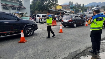 Walau Diguyur Hujan di Jalur Wisata Berastagi, Dihari Ke-2 Polda Sumut Terjunkan Tim Atasi Kemacetan