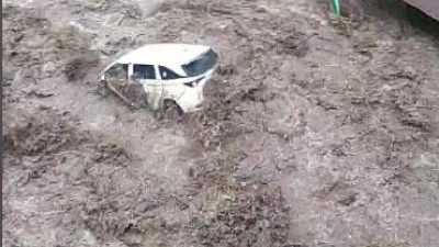 Mobil Terseret Arus Banjir Bandang di Wisata Sembahe. Kabid Humas Polda Sumut Bilang Tidak Ada Korban Jiwa