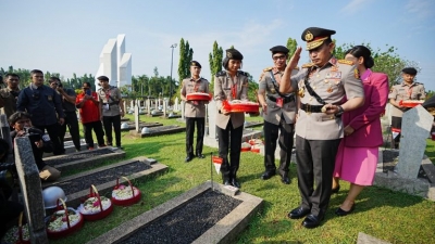 Peringati Ulang Tahun ke 77 Bhayangkara, Kapolri dan Jajaran Ziarah, Tabur Bunga di  TMP Kalibata