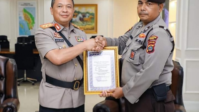 Kapolda Sumut, Irjen Agung Setya, Beri Penghargaan Pada Aiptu Bahagia Peranginangin Atas Prestasi Kerja