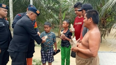 Personel Brimob Polda Sumut, Gerak. Cepat Tangani Tanggul Sungai Jebol Diterjang Banjir di Kabupaten Sergai