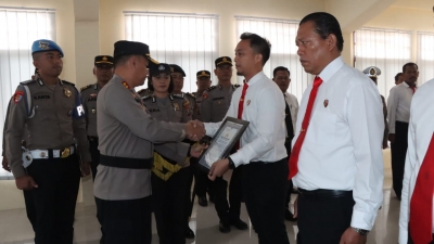 Personel dan Masyarakat Ikut Mengungkap Kasus Curas Wisatawan Prancis Dapat Penghargaan dari Kapolres Karo