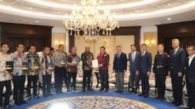 Polri Terima Penghargaan dari PM Thailand Tangkap Buronan Chaowalit