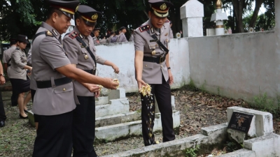 Sambut Hari Bhayangkara Ke-78 Wakapolres Langkat Pimpin Upacara Ziarah Makam Pahlawan