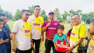 Kepedulian Panitia Turnamen Sepakbola: Pemberian Sepatu Bola untuk Anak Yatim
