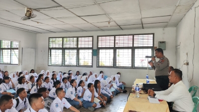Pengenalan Murid Baru SMAN 1 Sibolga, Kasat Binmas Polres Sibolga Berikan Materi