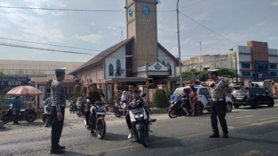 Satlantas Polres Batubara Lakukan Pengamanan Jalannya Ibadah Minggu di Sejumlah Gereja