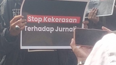 Ratusan. Massa Jurnalis Demo Di Polda sumut Usut Tuntas Kasus Pembakaran Rumah Wartawan & Minta Mabes TNI Turun tangan